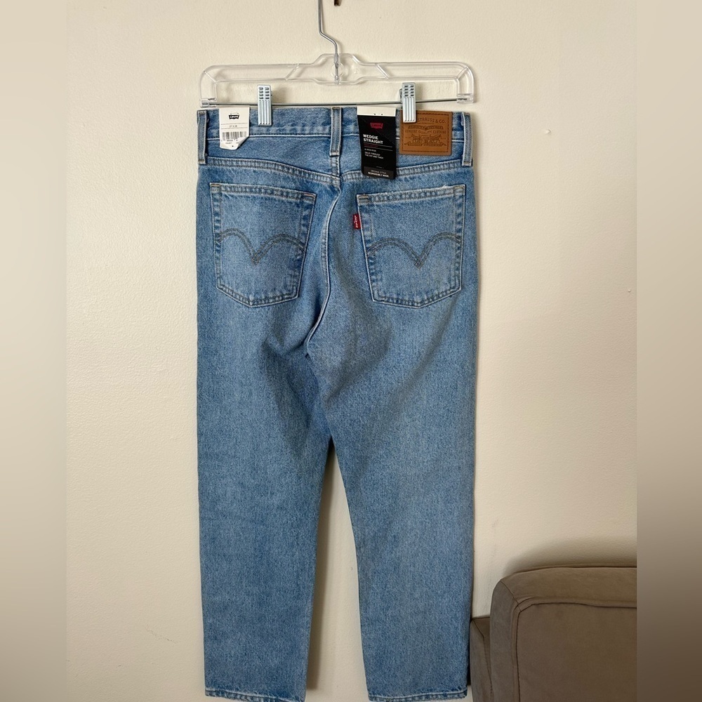 NWT Levi Jeans "Wedgie Straight" Lighter Wash Jeans - Picture 3 of 4